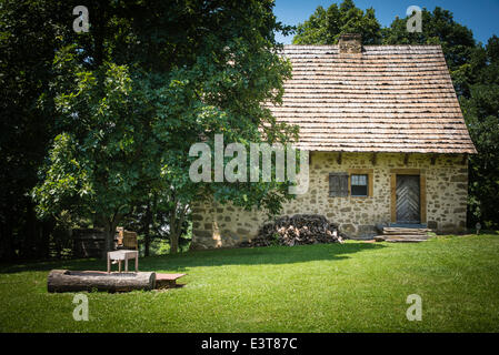 West Lampeter Township, Lancaster County, Pennsylvania, Stati Uniti. Il weekend del fabbro a Hans Herr House, conosciuta anche come Christian Herr House, è una casa storica situata a West Lampeter Township, Lancaster County, Pennsylvania. Fu costruito nel 1719, la più antica fattoria della contea di Lancaster. Credit: COLLEZIONE CREATIVA TOLBERT PHOTO/Alamy Live News Foto Stock