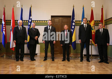 Sarajevo. Il 28 giugno, 2014. Il presidente croato Ivo Josipovic, il Presidente austriaco Heinz Fischer, Presidente della presidenza bosniaca Bakir Izetbegovic, principali di Sarajevo Ivo Komsic, Presidente della Repubblica del Montenegro Filip Vujanovic e Presidente macedone Dorge Ivanov (da L a R) posano per una foto dopo un concerto dell'Orchestra Filarmonica di Vienna nella città di Sarajevo Giugno 28, 2014 per contrassegnare il centesimo anniversario dello scoppio della guerra mondiale I. © Haris Memija/Xinhua/Alamy Live News Foto Stock