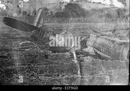 Il Kelly Field Scrapbook 268 contiene una raccolta di fotografie e documenti che forniscono informazioni sulle operazioni di Kelly Field durante i suoi primi anni. Il libretto include immagini di aerei, personale ed eventi che mostrano l'importanza storica del campo nella prima storia dell'aviazione. Foto Stock