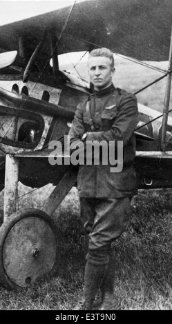Questa fotografia della Larson Collection mostra un pilota di caccia del 27th Aero Squadron, parte del famoso squadrone Arizona Balloon Buster. L'immagine raffigura Frank Luke, un vincitore della Medal of Honor, noto per le sue azioni eroiche durante la prima guerra mondiale Foto Stock