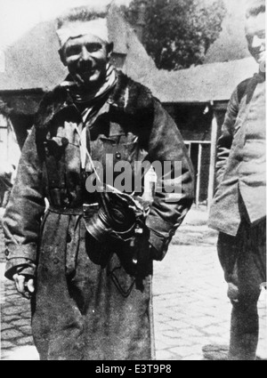 La Larson Collection Photo 308 presenta un'immagine della prima Guerra Mondiale, che mostra l'aviazione della grande Guerra. La foto cattura i primi anni dell'aviazione militare, evidenziando i progressi tecnologici e il ruolo degli aerei in combattimento durante questo periodo cruciale della storia. Foto Stock