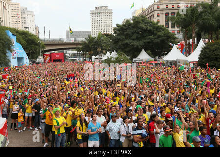 Vale do Anhangabau, Sao Paulo, Brasile. Il 28 giugno, 2014. Il Brasile ventole (BRA), 28 giugno 2014 - Calcio /Soccer : 2014 FIFA FAN FESTA Round di 16 tra il Brasile - Cile a Vale do Anhangabau, Sao Paulo, Brasile. Credito: YUTAKA AFLO/sport/Alamy Live News Foto Stock