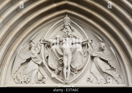 La Santa Trinità. Rilievo neogotico oltre il cancello principale di San Venceslao' Cattedrale in Olomouc, Repubblica Ceca. Foto Stock