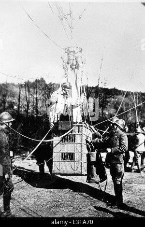 Questa fotografia mostra un pallone di osservazione italiano, parte della categoria di aerei più leggeri dell'aria utilizzata durante la prima guerra mondiale. Lou Larson, una figura di spicco nello sviluppo dei palloni di osservazione, ha contribuito a plasmare il loro uso per la ricognizione aerea durante la guerra. Foto Stock