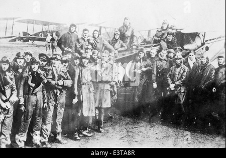 Questa fotografia, parte della collezione Lou Larson, raffigura l'aviazione della prima guerra mondiale. La collezione di Lou Larson include immagini significative delle prime fasi dell'aviazione militare durante la grande Guerra. Foto Stock