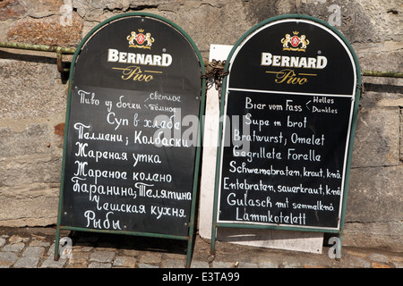 Ristorante all'aperto menu in tedesco e russo a Karlovy Vary Repubblica Ceca. Foto Stock