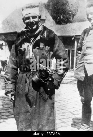 Questa fotografia della collezione Lou Larson raffigura Ernst Udet, un asso dei caccia tedeschi della prima guerra mondiale, riconosciuto per le sue vittorie aeree. Udet fu uno dei migliori assi della guerra, contribuendo in modo significativo allo sviluppo di tattiche di combattimento aeree e alla progettazione di aerei. Foto Stock