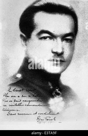 Questa fotografia della collezione di Lou Larson cattura il famoso asso francese della prima guerra mondiale René Fonck, uno dei piloti alleati più meritevoli della guerra. Fonck, accreditato con 75 uccisioni, era noto per la sua precisione e il suo volo tattico. Fu una figura chiave nella definizione delle strategie di combattimento aereo della prima guerra mondiale. Foto Stock