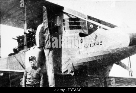 Questa fotografia dell'era della prima guerra mondiale della collezione di Lou Larson mostra un aereo militare americano in azione. L'immagine cattura i primi anni di combattimento aereo e tecnologia aeronautica durante la guerra. Foto Stock