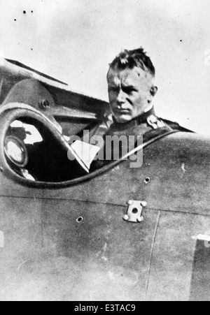 Questa fotografia della collezione di Lou Larson presenta un biplano del Luftstreitkräfte tedesco, che mostra un significativo aereo della prima guerra mondiale. L'immagine fa riferimento all'asso dei caccia tedesco Ernst Udet, uno dei più importanti aviatori della guerra, noto per le sue abilità nel combattimento aereo. L'aeronautica militare tedesca giocò un ruolo chiave nell'aviazione della prima guerra mondiale. Foto Stock