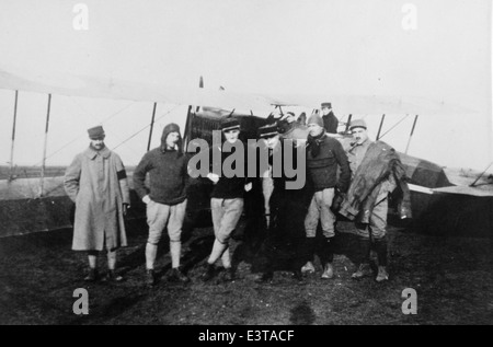 Questa fotografia della Larson Collection cattura Lou Larson, un aviatore della prima guerra mondiale. L'immagine evidenzia il ruolo di Larson nei primi giorni della guerra aerea, offrendo uno sguardo sulla vita di un pilota della prima guerra mondiale durante il conflitto. Foto Stock