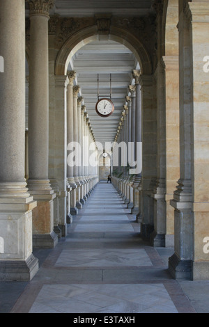 Il colonnato Mill progettato dall architetto ceco Josef Zitek a Karlovy Vary Repubblica Ceca. Foto Stock