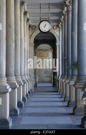 Il colonnato Mill progettato dall architetto ceco Josef Zitek a Karlovy Vary Repubblica Ceca. Foto Stock