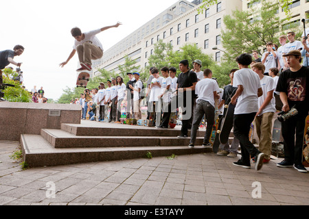 Street guidatore di skateboard di eseguire un salto - USA Foto Stock