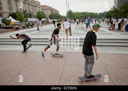 Skateboarders sulla libertà Plaza - Washington DC, Stati Uniti d'America Foto Stock