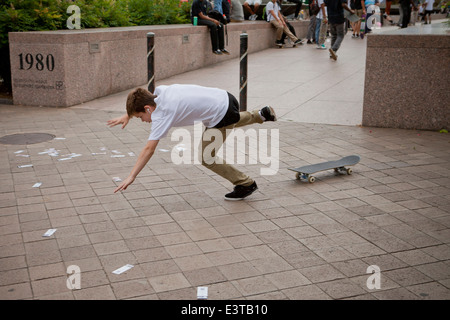 Street guidatore di skateboard in caduta da jump - USA Foto Stock