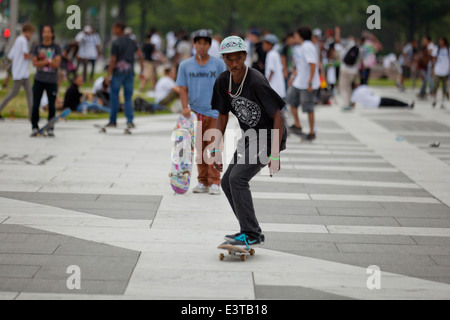 Skateboarders sulla libertà Plaza - Washington DC, Stati Uniti d'America Foto Stock