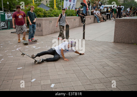 Street guidatore di skateboard in caduta da jump - USA Foto Stock