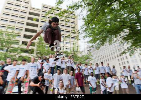 Street guidatore di skateboard di eseguire un salto - USA Foto Stock