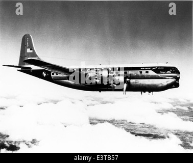 Il Boeing 377, noto anche come Stratocruiser, era un aereo di linea a lungo raggio utilizzato dalla Northwest Airlines. Questo aereo, con il suo design distintivo, ha giocato un ruolo chiave nello sviluppo del viaggio aereo post-bellico. Foto Stock