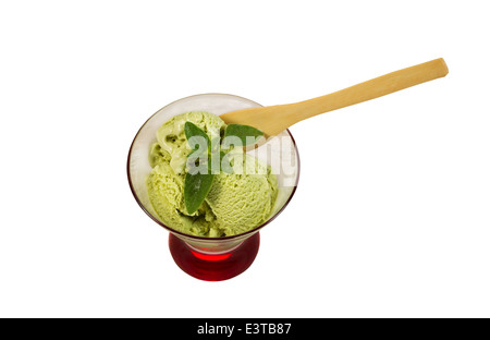 La foto in orizzontale del tè verde gelato fresco e foglia di menta all'interno della Piccola Coppa in vetro isolato su bianco Foto Stock