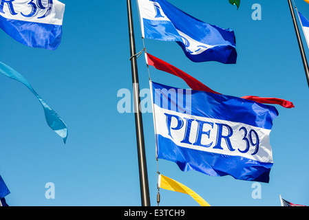 Bandiere per Pier 39 al Fishermans Wharf di San Francisco Foto Stock