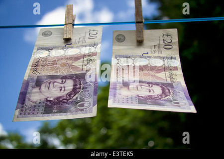 Due sterlina inglese venti pound note ancorato su una linea di lavaggio Foto Stock