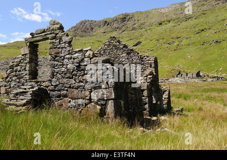 Rovine dell'alloggio in famiglia in blocco di Rhosydd miniere di ardesia Blaenau Ffestiniog Foto Stock