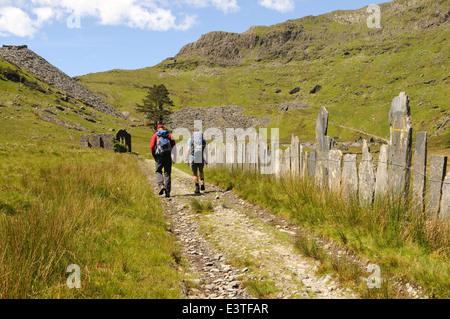 Walkers sul vecchi minatori la via verso la cappella Rhosydd Tanygrisiau Cwmorthin Valley Blaenau Ffestiniog Gwynedd in Galles Cymru G UK Foto Stock