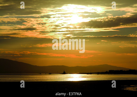 Tramonto su Carlingford Lough guardando da Cranfield Beach verso Carlingford, County Down, Irlanda del Nord Foto Stock