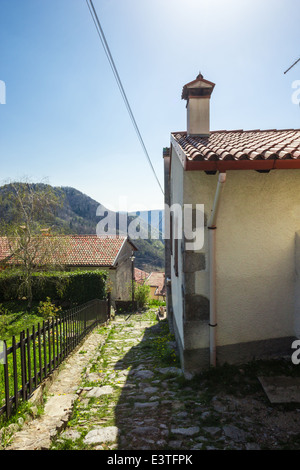Percorso in un piccolo villaggio dell'Italia, in una giornata di sole in estate Foto Stock