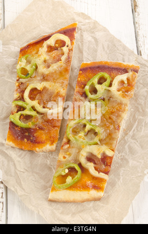 Pane piatto pizza con lievi e paprika piccante su della carta da cucina Foto Stock