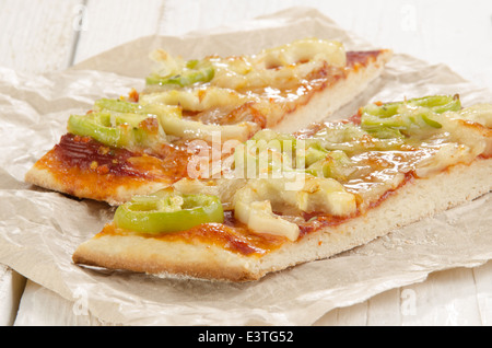 Pane piatto pizza con lievi e paprika piccante su della carta da cucina Foto Stock