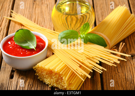 Ancora la vita di spaghetti secchi, il concentrato di pomodoro e olio di oliva Foto Stock