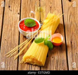 Fascio di spaghetti secchi e la passata di pomodoro Foto Stock