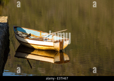 Riga barca sul lago placido Foto Stock