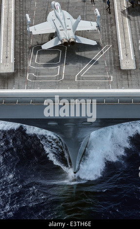 Un US Navy EA-18G Growler attacco elettronico aereo taxi sul ponte di volo dell'Nimitz-class portaerei USS Ronald Reagan June 23, 2014 al largo delle Hawaii. Foto Stock