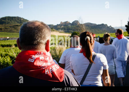 Riscos de Bilibio, Haro, La Rioja, Spagna. Il 29 giugno 2014. Festaioli a Haro battaglia del vino che si tengono annualmente sulla Basilica di San Pietro il giorno. La battaglia vede migliaia di persone scalare una montagna vicino alla città di Haro e vino scadente al di sopra di ogni altro. Haro è al cuore del vino Rioja regione. Nel 2013, 35% di La Rioja le esportazioni sono state destinate per il Regno Unito. Credito: James Sturcke/Alamy Live News Foto Stock