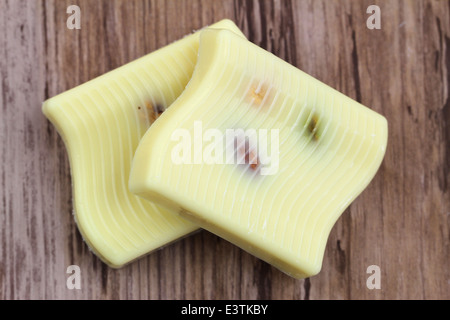 Bianco pezzi di cioccolato con mandorle e pistacchi Foto Stock