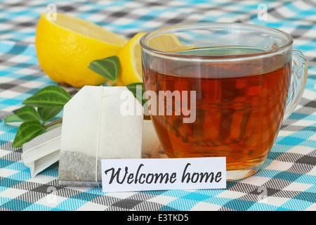 Benvenuti a casa carta con la tazza di tè Foto Stock