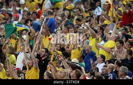 Rio De Janeiro, Brasile. Il 28 giugno, 2014. Coppa del mondo il 2° round. Colombia versus Uruguay. Ventole nel supporto facendo l'onda © Azione Sport Plus/Alamy Live News Foto Stock