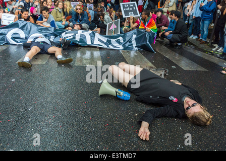 Parigi, Francia, grande folla, Parigi LGBT Pride Parade, Act Up, attivisti per l'AIDS che tengono striscioni e cartelli, mettere in scena un die-in, sdraiarsi per strada, "flash mob" in strada, persone trans, omofobia, transfobia, diritti transgender Foto Stock