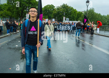 Parigi, Francia, LGBT Pride Parade francese, Act Up, attivisti contro l'AIDS che tengono Banners e segni, uomo cinese che porta bandiera, marcia orgoglio, uomo di strada gay Foto Stock