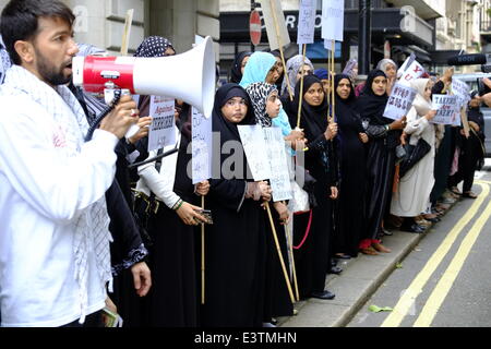 Londra, Regno Unito. Il 29 giugno, 2014. Manifestanti musulmani riuniti con striscioni per " tutti gli esseri umani contro il terrorismo" al di fuori dell'ambasciata saudita. Essi ritengono che i sauditi sono il finanziamento del terrorismo e protestano contro il fondamentalismo islamico. Credito: Rachel Megawhat/Alamy Live News Foto Stock