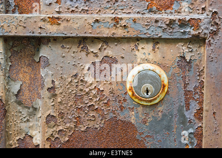 Il vecchio metallo arrugginito la piastra di bloccaggio e fortemente invecchiato e corroso Foto Stock