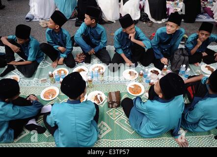 Kuala Lumpur, Malesia. Il 29 giugno, 2014. Giovani musulmani malaysiani bambini in attesa prima di rompere il loro veloce sul primo giorno del santo mese di digiuno del Ramadan a Kuala Lumpur il 29 giugno 2014. Credito: Mohd Firdaus/NurPhoto/ZUMAPRESS.com/Alamy Live News Foto Stock