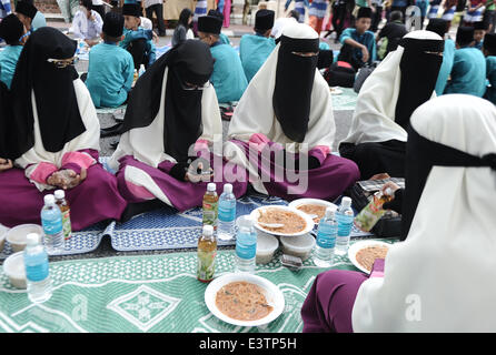 Kuala Lumpur, Malesia. Il 29 giugno, 2014. Malaysian donna musulmana in attesa prima di rompere il loro veloce sul primo giorno del santo mese di digiuno del Ramadan a Kuala Lumpur il 29 giugno 2014. Credito: Mohd Firdaus/NurPhoto/ZUMAPRESS.com/Alamy Live News Foto Stock