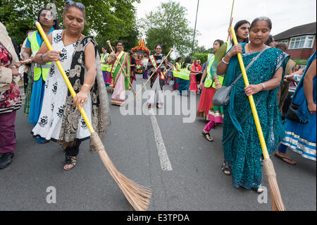 Harrow, Londra, Regno Unito. Il 29 giugno 2014. Due carri sono stati tirati attraverso le strade di Liverpool Park per la Shree Swaminarayan Tempio a Stanmore, a nord di Londra, da centinaia di devoti. Rath Yatra è una celebrazione in cui Lord Jagannath è insediato in un carro divino (Rath) e presa attraverso la città di Jagannath Puri. Credito: Lee Thomas/Alamy Live News Foto Stock