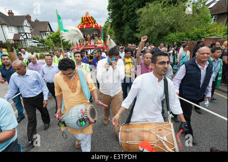 Harrow, Londra, Regno Unito. Il 29 giugno 2014. Due carri sono stati tirati attraverso le strade di Liverpool Park per la Shree Swaminarayan Tempio a Stanmore, a nord di Londra, da centinaia di devoti. Rath Yatra è una celebrazione in cui Lord Jagannath è insediato in un carro divino (Rath) e presa attraverso la città di Jagannath Puri. Credito: Lee Thomas/Alamy Live News Foto Stock