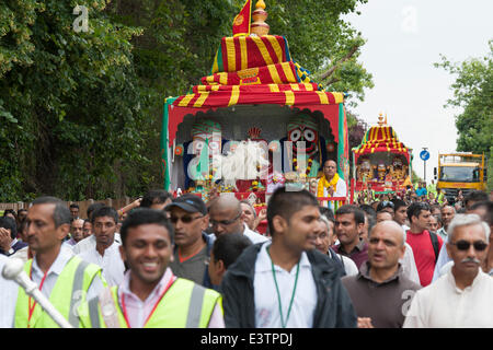 Harrow, Londra, Regno Unito. Il 29 giugno 2014. Due carri sono stati tirati attraverso le strade di Liverpool Park per la Shree Swaminarayan Tempio a Stanmore, a nord di Londra, da centinaia di devoti. Rath Yatra è una celebrazione in cui Lord Jagannath è insediato in un carro divino (Rath) e presa attraverso la città di Jagannath Puri. Credito: Lee Thomas/Alamy Live News Foto Stock